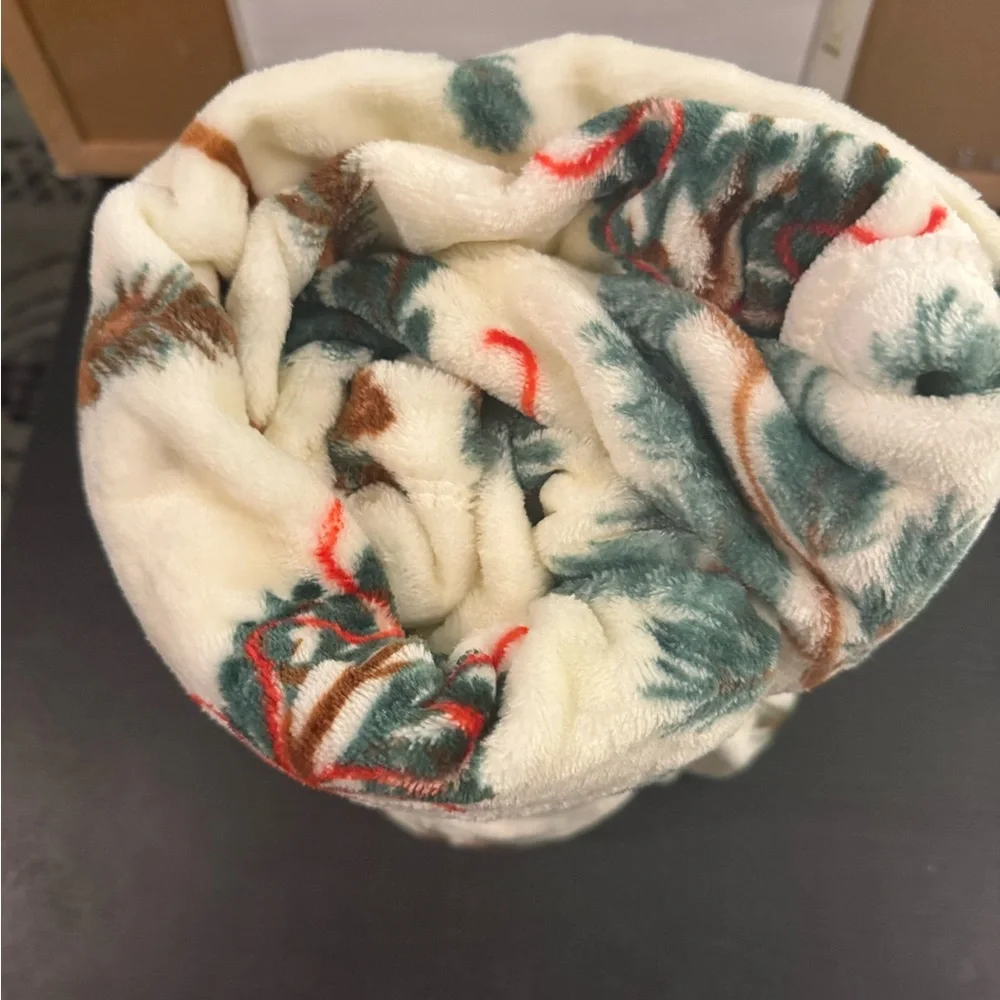 NWT, The Big One Festive Plush Throw
